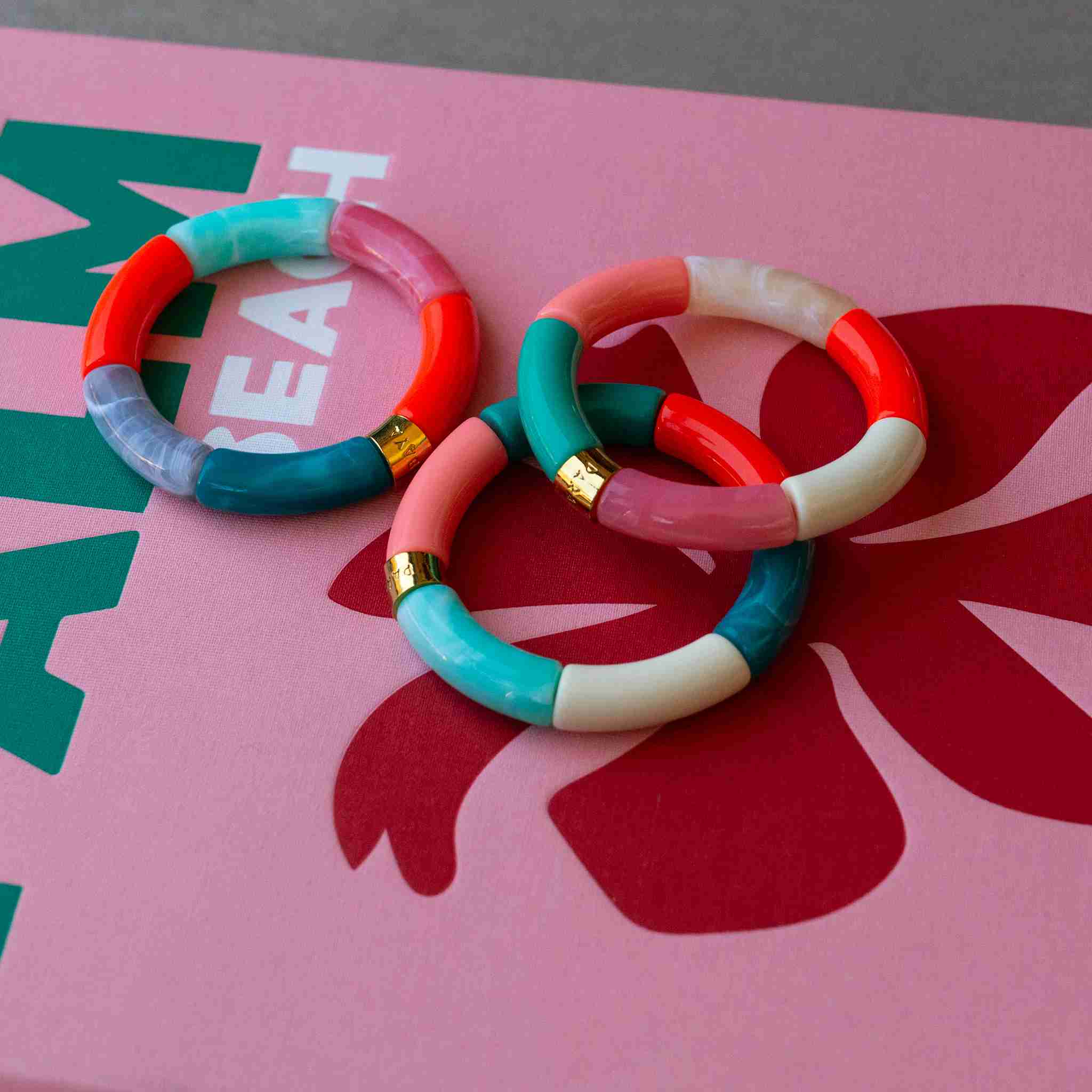 Les bracelets pops et colorés
