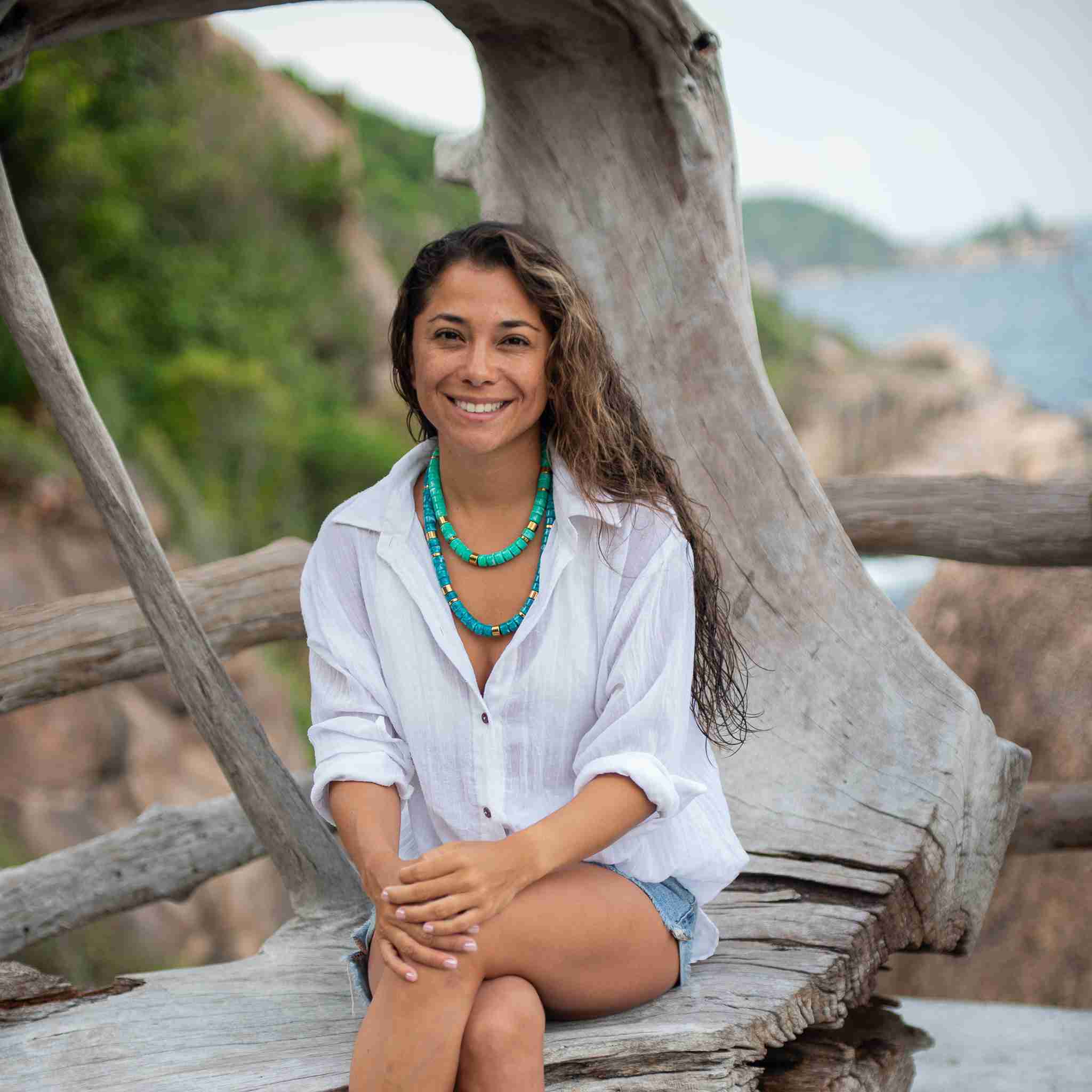 Description Le collier Praia Turquesa se distingue par ses perles bleu turquoise marbré, associées à des touches d’acier doré disposées de manière asymétrique. Une combinaison lumineuse et estivale qui évoque les eaux cristallines. Monté sur un cordon délicatement rehaussé d’un fil lurex, il capte la lumière et apporte une touche éclatante à la silhouette. Sa longueur réglable permet de le porter de différentes façons, plus court ou plus long selon l’envie. Le fermoir est délicatement gravé du logo Parabaya