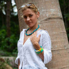 Description Le collier Praia Turquesa se distingue par ses perles bleu turquoise marbré, associées à des touches d’acier doré disposées de manière asymétrique. Une combinaison lumineuse et estivale qui évoque les eaux cristallines. Monté sur un cordon délicatement rehaussé d’un fil lurex, il capte la lumière et apporte une touche éclatante à la silhouette. Sa longueur réglable permet de le porter de différentes façons, plus court ou plus long selon l’envie. Le fermoir est délicatement gravé du logo Parabaya